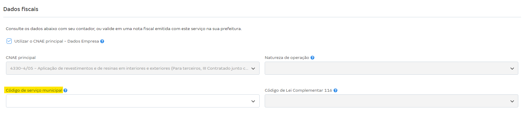Tela com destaque para o campo Código de serviço municipal no cadastro do serviço.