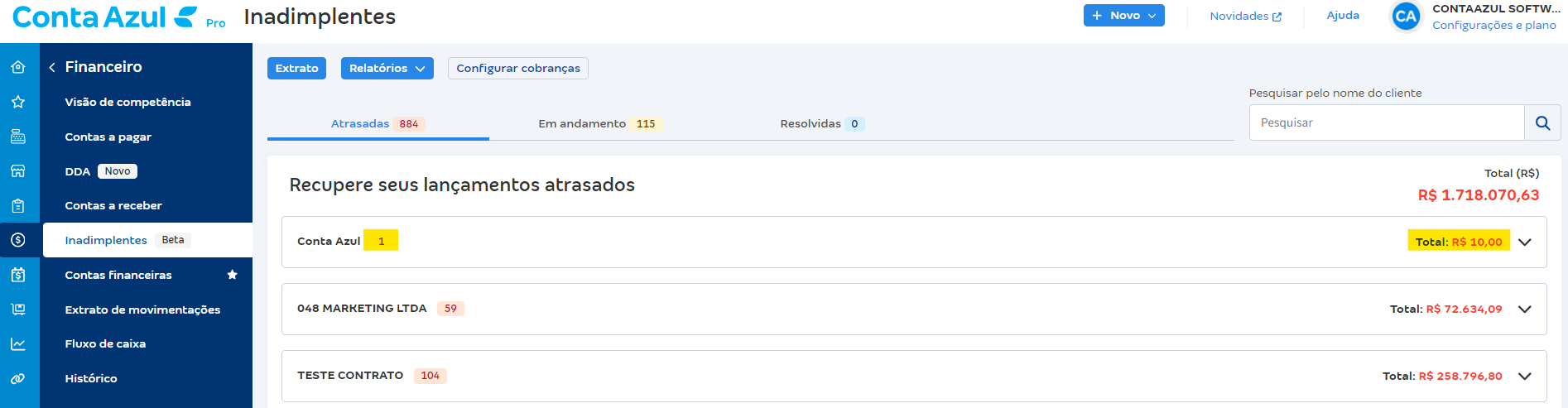 Tela de Inadimplentes com destaque para os campos quantidade de lançamentos e o valor total em atraso por cliente.
