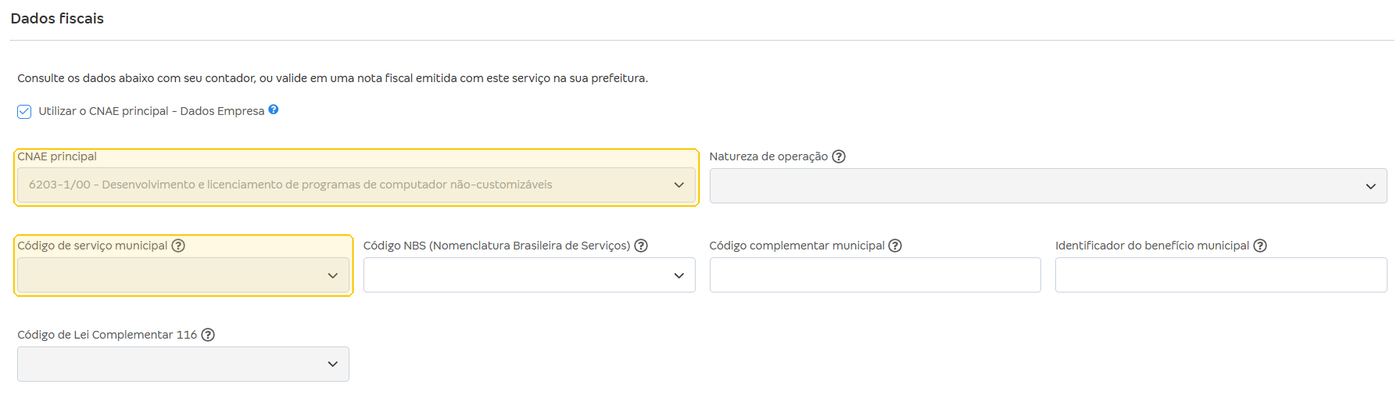 Seção Dados fiscais do cadastro do serviço, com os campos CNAE principal, Código de serviço municipal, Código complementar municipal e Código de Lei Complementar 116